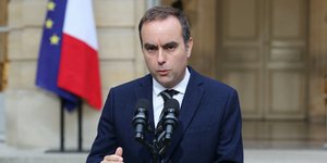 Ο Γάλλος πρωθυπουργός, Σεμπαστιάν Λεκορνί, μπροστά από το μέγαρο Ματινιόν