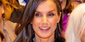 Η βασίλισσα Λετίθια συνδύασε το πιο κομψό τοπ με το παντελόνι που έχουμε όλες στη ντουλάπα μας