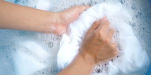 Καθαρίζοντας μία λευκή μπλούζα