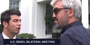 Απολύθηκε ο Τούρκος δημοσιογράφος που τον έπιασε η κάμερα να βρίζει και να σχολιάζει έξω από τον Λευκό Όικο