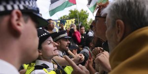 Δεκάδες συλλήψεις διαδηλωτών στο Λονδίνο που διαμαρτύρονταν για την απαγόρευση της οργάνωσης Palestine Action	