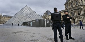 Αστυνομία στο Λούβρο