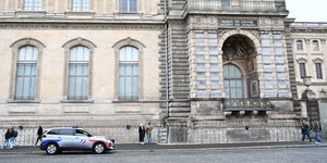 Περιπολικό έξω από κτίριο του μουσείου του Λούβρου στο Παρίσι