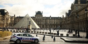 Περιπολικό στον περιβάλλοντα χώρο του μουσείου του Λούβρου
