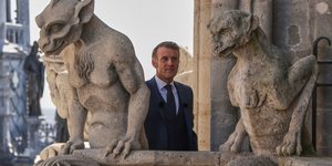 Ο Εμμανουέλ Μακρόν ανάμεσα στα αγάλματα της Παναγίας των Παρισίων 