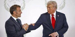 Η γεμάτη ένταση χειραψία Μακρόν-Τραμπ στη Σύνοδο για την Ειρήνη 2025