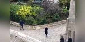 O Μακρόν περπατά στον Σηκουάνα