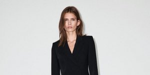 Κοπέλα φοράει Mango