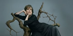 Μαρία Πρωτόπαππα ποζαρει με μαυρο φορεμα 