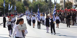 Σε εξέλιξη η μαθητική παρέλαση στην Αθήνα