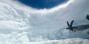 Οι «Κυνηγοί τυφώνων» των ΗΠΑ έπεσαν στο μάτι του κυκλώνα Μελίσα -Αναγκάστηκαν να επιστρέψουν λόγω αναταράξεων