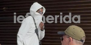 Ο Ματίας Λεσόρ, καμουφλαρισμένος, στο κέντρο της Αθήνας