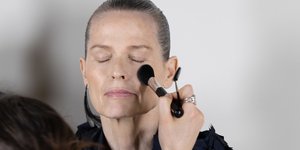 Η σωστή τεχνική κονσίλερ για ώριμη επιδερμίδα -Τι να κάνετε (και τι να αποφύγετε)