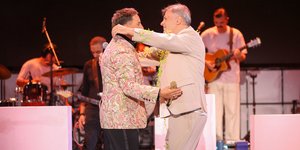 Η αγκαλιά του Φοίβου Δεληβοριά στον Γιώργο Μαζωνάκη