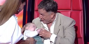 O Mαζωνάκης με μωρό αγκαλιά στο The Voice