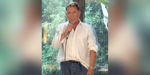 Ο Γιώργος Μαζωνάκης ερμηνεύοντας το τραγούδι «Όνειρα»