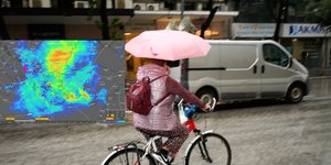 με ομπρελα στο ποδηλατο