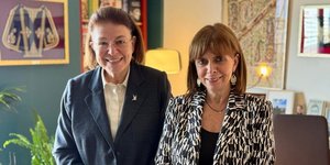 Η Λίνα Μενδώνη με την Κατερίνα Σακελλαροπούλου