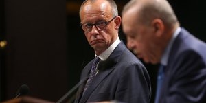 Ο Μερτς παρακολουθεί τον Ερντογάν που μιλά στα ΜΜΕ