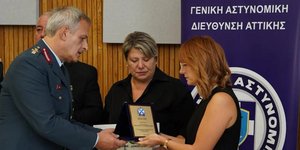 Η μητέρα του αδικοχαμένου αστυνομικού Γιώργου Λυγγερίδη αποδέχεται τιμητική πλακέτα