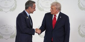 Θερμή χειραψία και χαμόγελα στο σύντομο τετ α τετ Μητσοτάκη-Τραμπ 