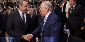 Χειραψία Μητσοτάκη-Καραμανλή στην εκδήλωση Στυλιανίδη