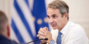 Ο Κυριάκος Μητσοτάκης στο Μέγαρο Μαξίμου, κατά τη διάρκεια συζήτησης