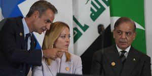 Κυριάκος Μητσοτάκης και Τζόρτζια Μελόνι στο Σαρμ Ελ Σέιχ υπό το βλέμμα του προέδρου του Πακιστάν