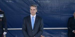 Ο Κυριάκος Μητσοτάκης παρακολουθεί παρέλαση