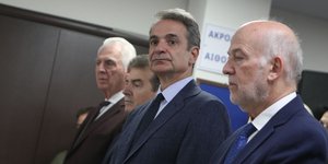 Ο πρωθυπουργός Κυριάκος Μητσοτάκης με τον Μιχάλη Χρυσοχοΐδη και τον Γιώργο Φλωρίδη