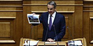 Ο Κυριάκος Μητσοτάκης στη Βουλή δείχνει το μνημείο για τα θύματα των Τεμπών στο Γκάζι 