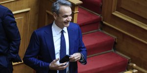 Ο Κυριάκος Μητσοτάκης, χαμογελαστός, στη Βουλή 