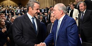 Χειραψία Μητσοτάκη-Καραμανλή στην εκδήλωση Στυλιανίδη