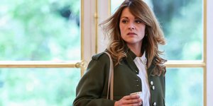 Η κυβερνητική εκπρόσωπος, Μοντ Μπρεζόν