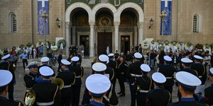 Η μπάντα του πολεμικού ναυτικού αποτίει φόρο τιμής στον Διονύση Σαββόπουλο