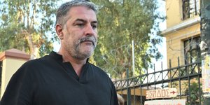 Βασίλης Μπισμπίκης έξω από τρα δικαστήρια