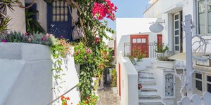 μπλε πορτοκαλι πορτες σε σοκακι