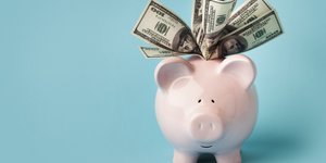 Όλοι έχουμε μια συγκεκριμένη σχέση με τα χρήματα και τις περισσότερες φορές είναι περίπλοκη / SHUTTERSTOCK