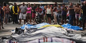 Πτώματα που έχουν παραταχθεί από τους κατοίκους της περιοχής, ανθρώπων που σκοτώθηκαν κατά τη διάρκεια αστυνομικής επιδρομής εναντίον της συμμορίας Comando Vermelho στην Βραζιλία