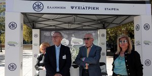 Ο Νικ. Κακλαμάνης στο περίπτερο της Ελληνικής Ψυχιατρικής Εταιρείας