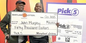 Ο νικητής της λοταρίας Τζον Μέρφι με τη σύζυγό του 