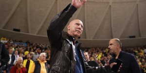 Ο Νίκος Γκάλης αποθεώνεται στο γήπεδο από τους οπαδούς του Αρη