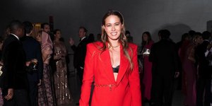 Η Νίνα Φλορ με σέξι ντεκολτέ