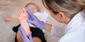 Γιατρός εξετάζει συμπτώματα της νόσου χεριών, ποδιών, στόματος