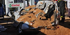 Νταλίκα συνέθλιψε ΙΧ στη Βάρη