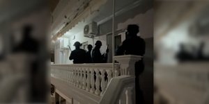 Η στιγμή που η ΕΛΑΣ κάνει ντου στο σπίτι σπείρας που έγδυνε ηλικιωμένους