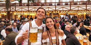 Οι εικόνες των τεράστιων ποτηριών μπύρας και των ευδιάθετων ανθρώπων σε βαυαρικές στολές έγιναν παγκόσμιο σύμβολο της γερμανικής κουλτούρας / SHUTTERSTOCK