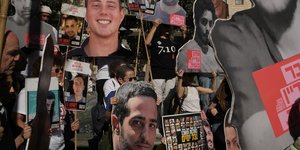 Συγγενείς και υποστηρικτές των Ισραηλινών ομήρων που κρατούνται από τη Χαμάς στη Γάζα κρατούν αφίσες με τις φωτογραφίες τoυς σε σημερινή διαδήλωση στο Ισραήλ