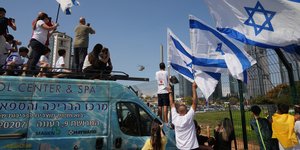 Ισραηλινοί βλέπουν ελικόπτερο που μεταφέρει απελευθερωμένους ομήρους