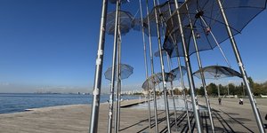 Οι Ομπρέλες του Γιώργου Ζογγολοπουλου στη νέα παραλία Θεσσαλονίκης